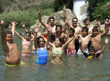 Entrenamiento, partidos y juegos tenísticos, piscina y muchas más actividades.