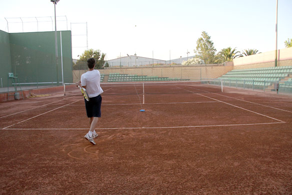 Al golpear la pelota y botar en el suelo, la bola retorna nuevamente para poder hacer repeticiones.