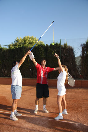 Producto formado por una barra ajustable en altura y una cuerda en el extremo con un velcro para adherir la pelota.