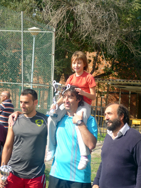 David recogió el premio con su hija Dánae a hombros.