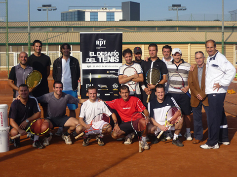 Foto de familia del curso. Los alumnos posan junto a David Castelló, Luis Mediero y Paco Vicent, presidente de la APE.