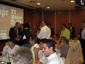 David Castelló quiso compartir el premio con sus compañeros de Masía Tenis Club, a los que nombró en unas emotivas palabras y a los que hizo levantarse para ser aplaudidos por todos los presentes.