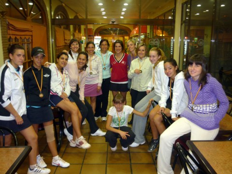 Después de la entrega de premios y una merienda, las jugadoras posan para la posteridad.